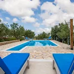 Hakuna Matata Holidays Agalia With Airco & Pool In Greek Olive Grove Деревянный коттедж *