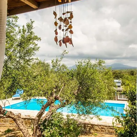 Hakuna Matata Holidays Agalia With Airco & Pool In Greek Olive Grove 롯지